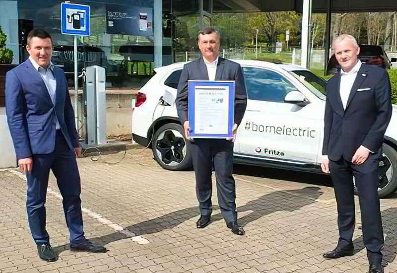 Cbr. Michel (r.) bei der Verleihung des Zertifikats