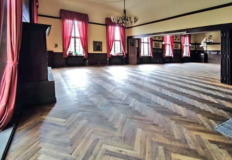 Das Eichenparket in neuem Glanz