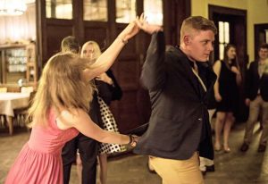 Auch Das Tanzbein Wurde Geschwungen