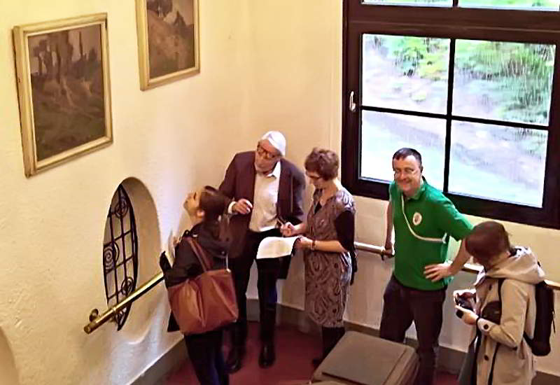 Ludwig Rinn, Dr. Schneider und Cbr. Hobrecker begutachten ein Ubbelohde Kunstwerk